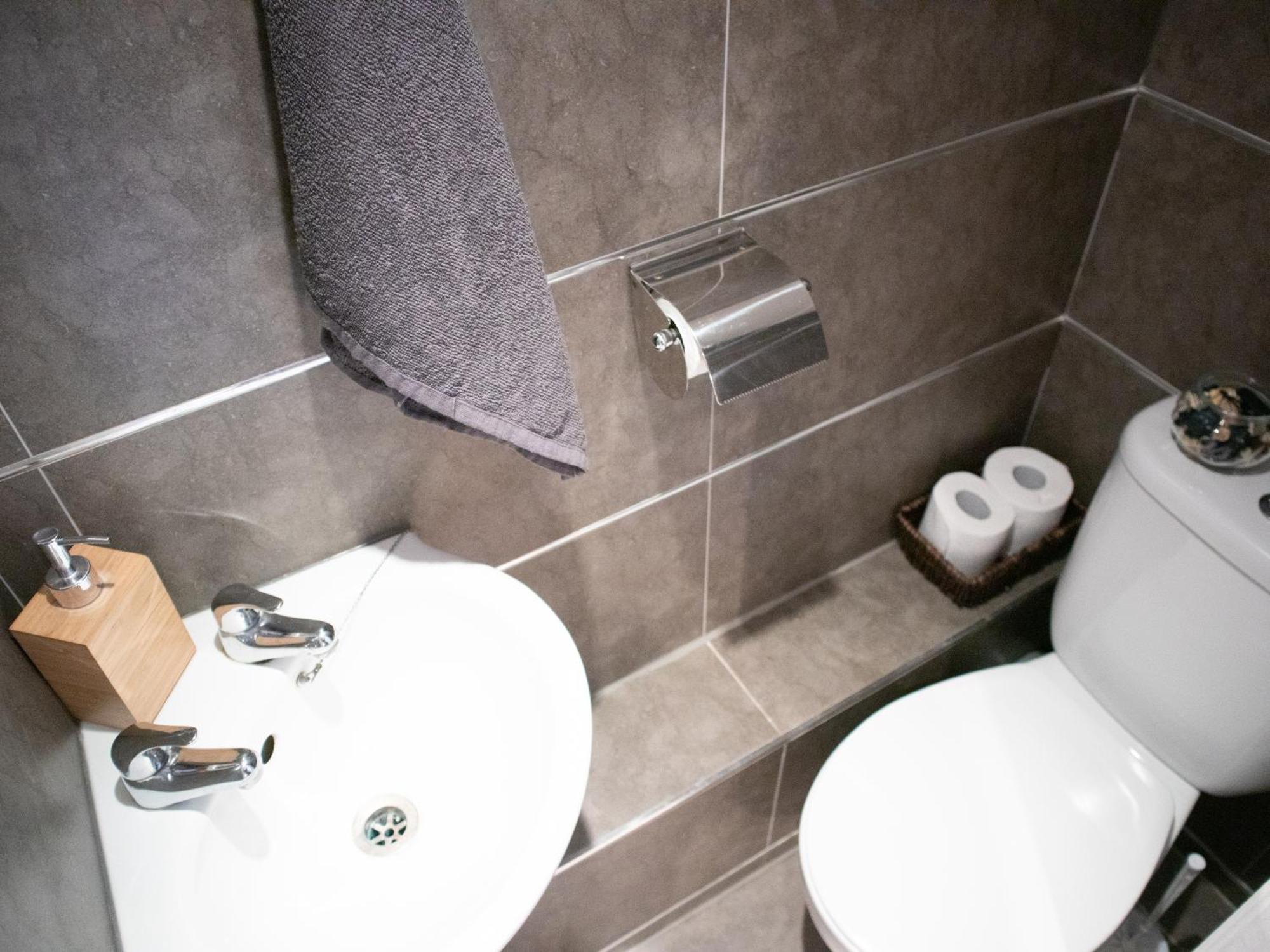 Bright Private Terrace - Free Private Parking - Tv - Wifi - Netflix Daire Croydon Dış mekan fotoğraf