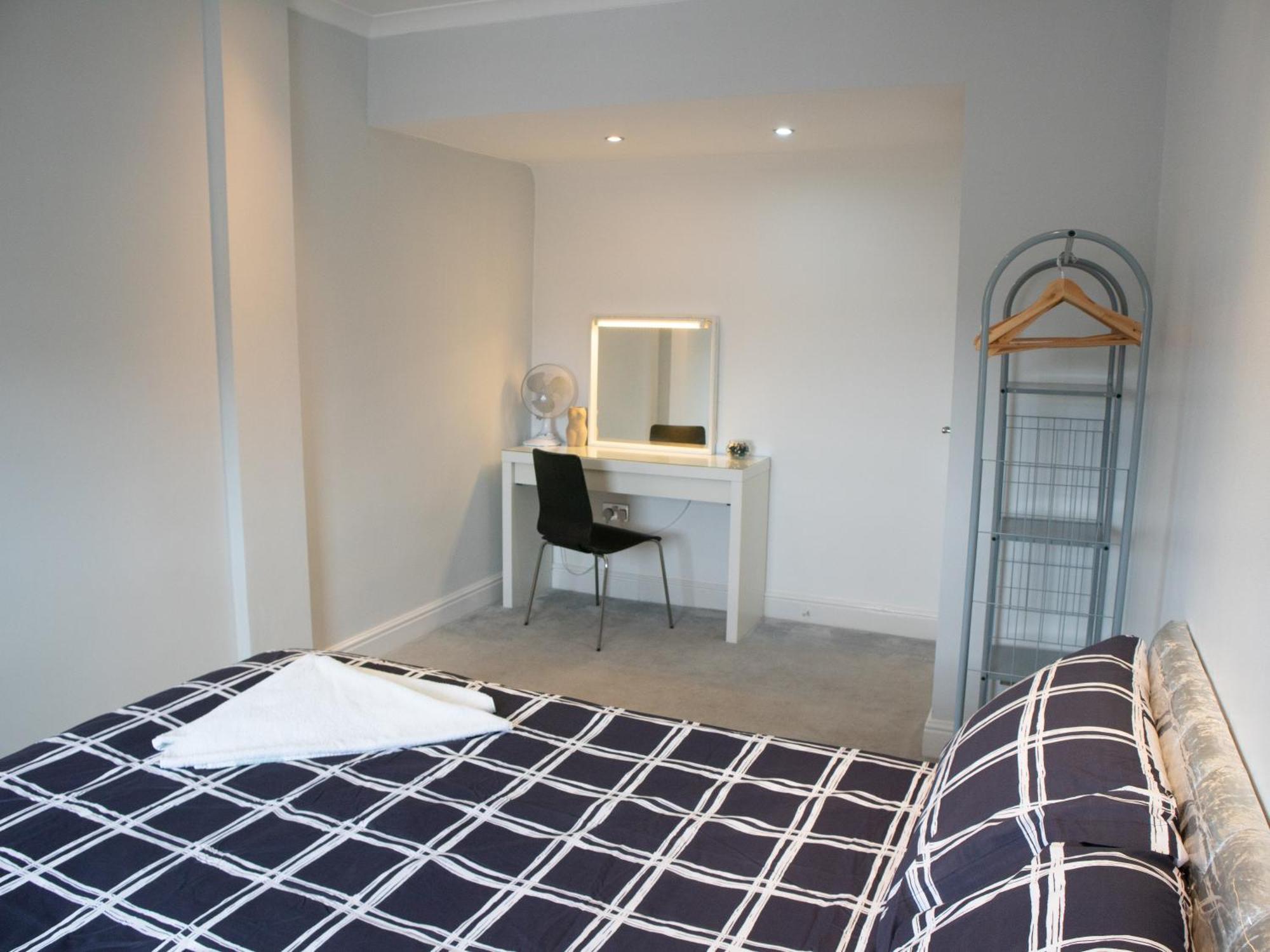 Bright Private Terrace - Free Private Parking - Tv - Wifi - Netflix Daire Croydon Dış mekan fotoğraf